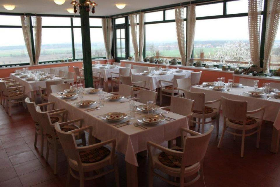 Hotel Vinohrad Milotice Buitenkant foto